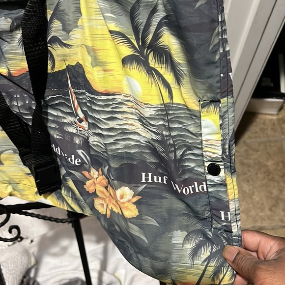 Huf pull over windbreaker in medium..Brand new - Picture 3 of 5